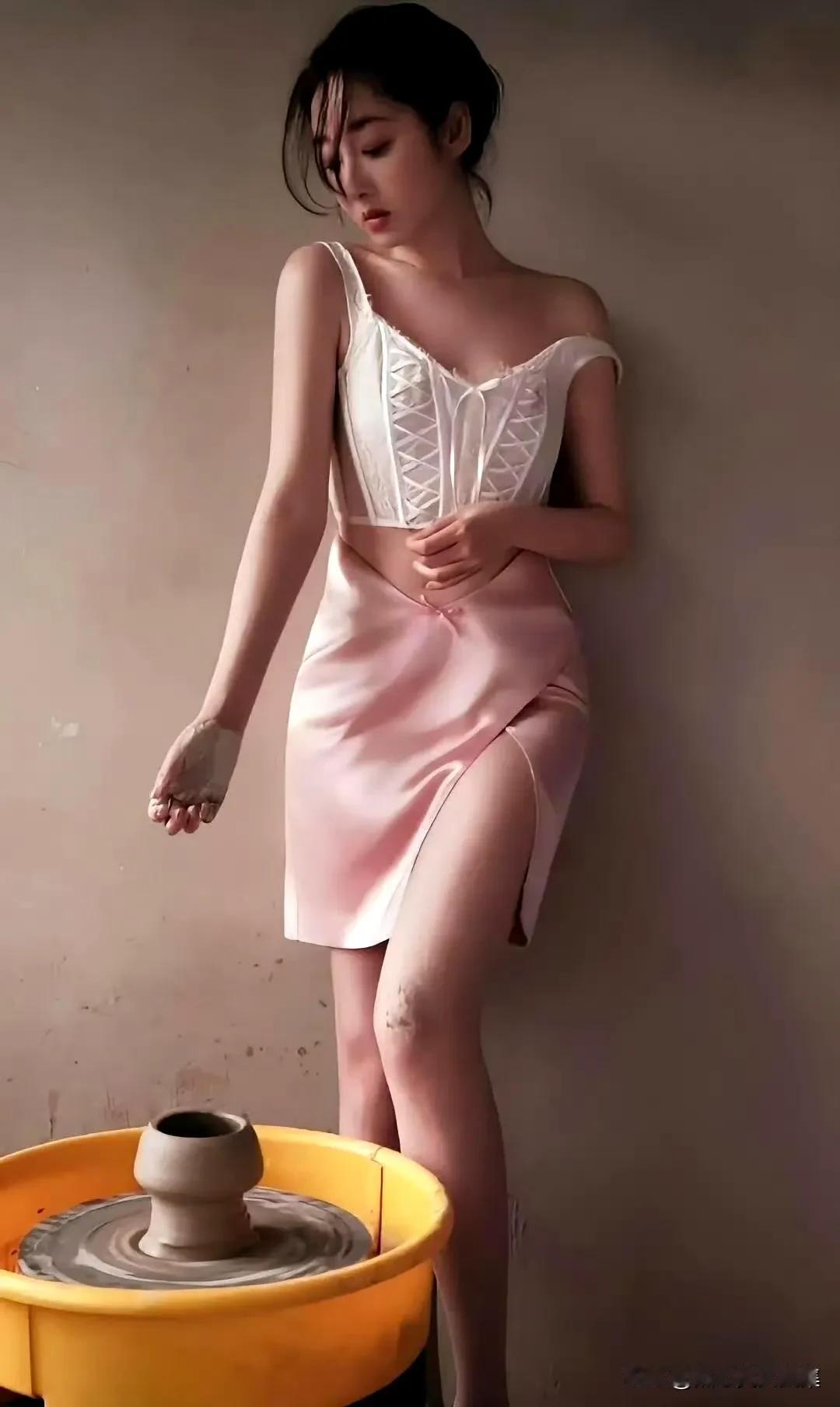 蒋梦婕确实清新优雅，甜而不腻。就说她穿红色低胸礼服裙那造型，简直美出天际。她那“