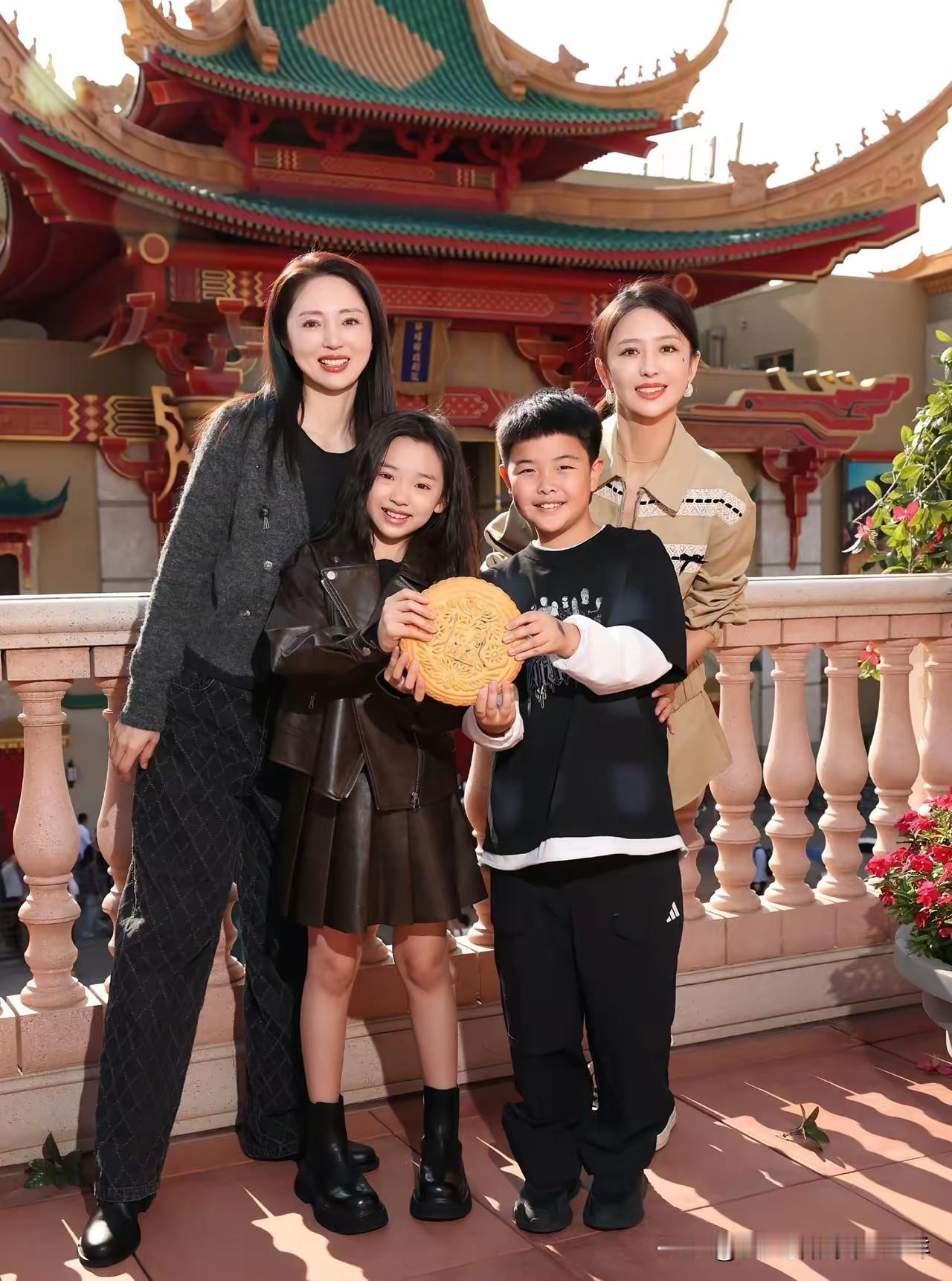 董璇佟丽娅携子中秋同游：友情与陪伴里的双向温暖镜头里，董璇和佟丽娅并肩走在