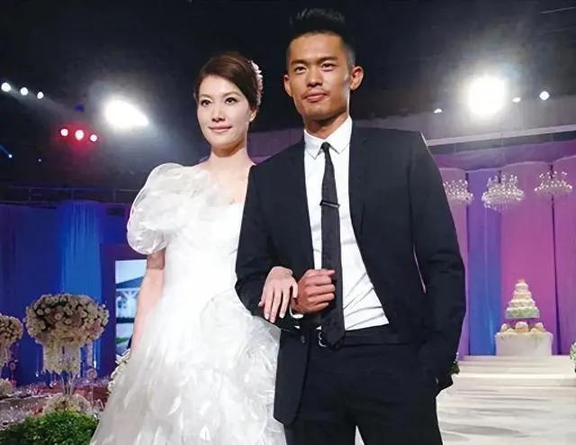 7月25日林丹和老婆一起参加活动，感觉夫妻两人没有眼神交流，老婆更多是满眼都是孩