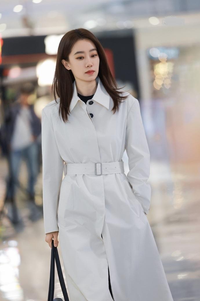 最近张小斐在录制新剧的时候走经典的黑白搭配风格，看起来年轻又漂亮，真的是太迷人了
