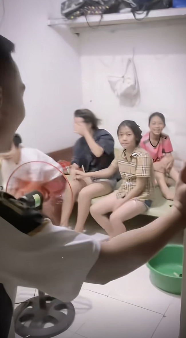 工厂周围全是这种出租屋，看起来很温馨像极了，当年90年代的改革开放南下打工妹工厂