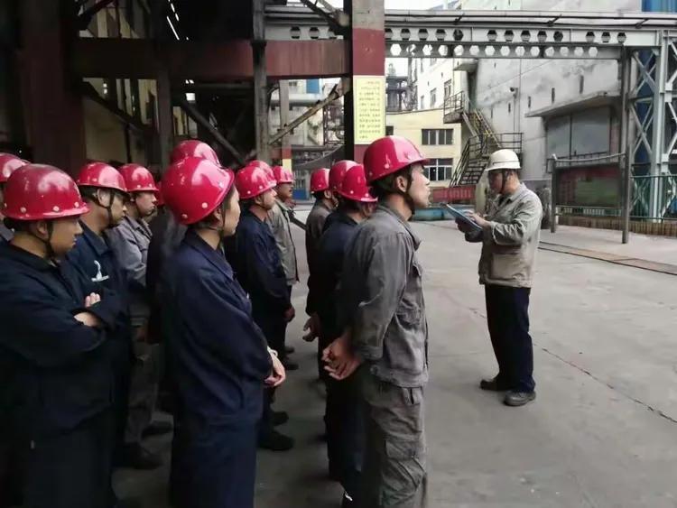 听在安钢干了快十年的老钳工吐槽过，说有些带背景的安钢子弟，读个内部技校走个过场就