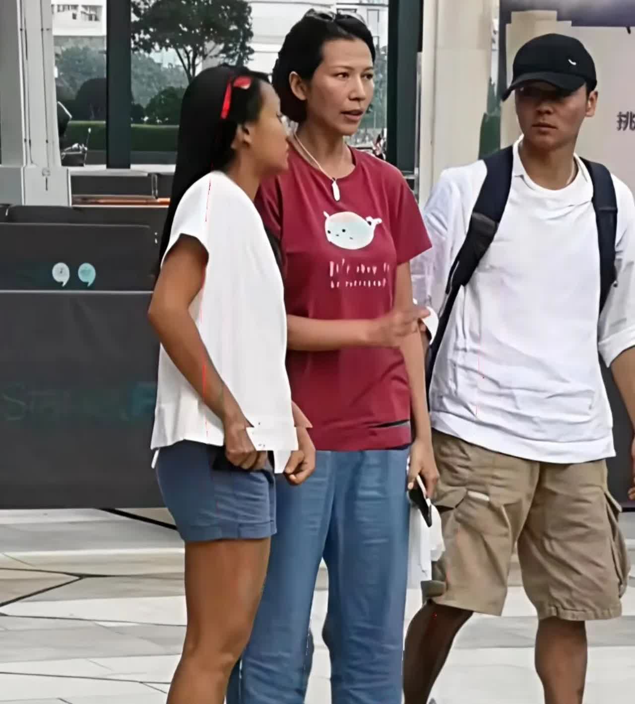 有人说这个穿红色衣服的是蔡少芬，还穿着人字拖鞋，这也太接地气了吧！这是蔡少芬吗？