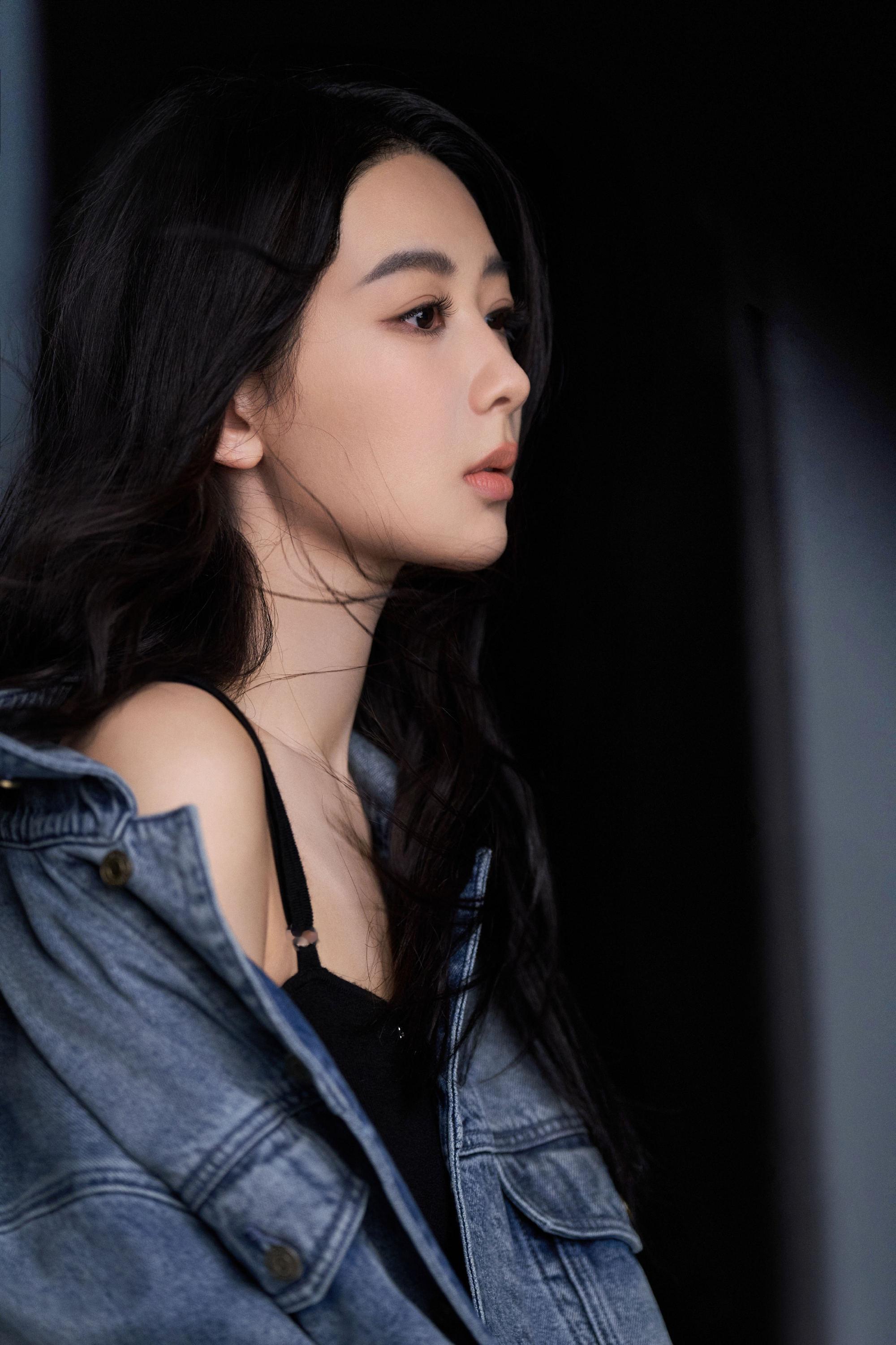 杨紫西装皮衣配皮裙，今日份飒爽的拽姐look。杨紫