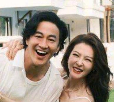 2026年3月，何润东在访谈中透露了与妻子林姵希的感情经历，称两人恋爱至婚姻持续