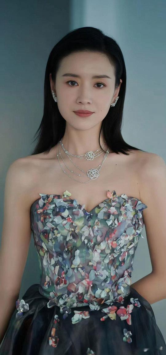 董洁清冷又温柔的气质浑然天成，真的很难让人不心动！