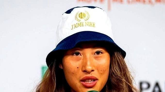 刷到郑钦文赛后采访直接笑喷！记者问她跟某选手关系如何，这姐翻着白眼冷笑：