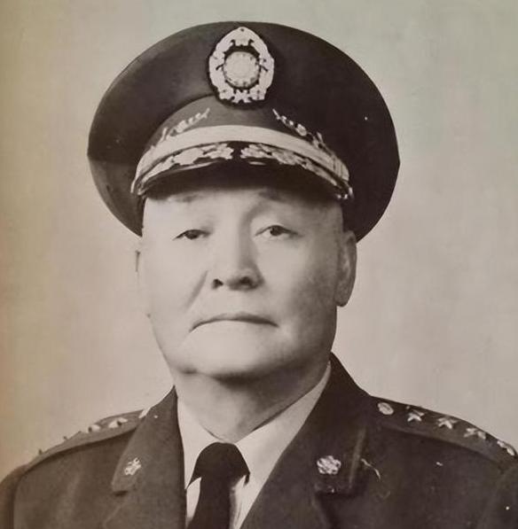 1949年，一个国军军长在上海打残解放军一个师，带2万人从海上跑了，7个月前他刚