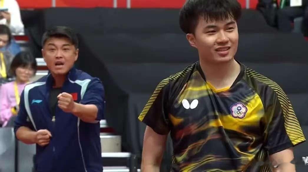 中国台北男乒主教练王翊泽尴尬了。亚运会男单半决赛林昀儒第五局完成绝杀3:2领先