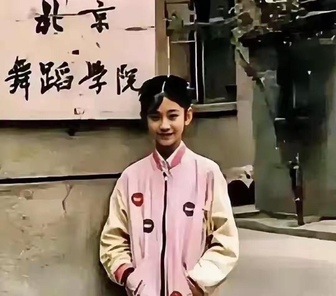 这个小女孩天真可爱，聪明伶俐。多年以后，她长大以后，居然变成了一位大明星，你能猜