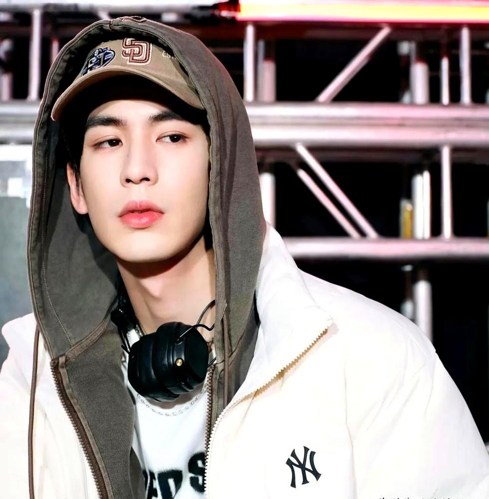 张凌赫的演技，尤其在现代剧里，总感觉差了点东西。就说快播的《爱你》吧，他和徐