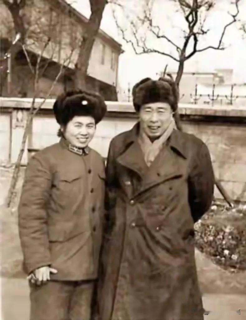 上世纪六十年代初，时任东北局第一书记兼沈阳军区政委宋任穷同志（右）和在哈军工学院