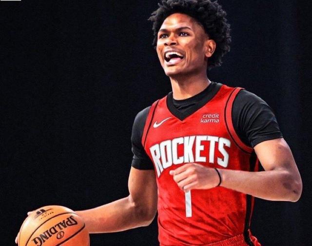 火箭的未来核心是谁呢？其实火箭的未来核心是阿门，乌度卡让阿门打控卫，就是希望他