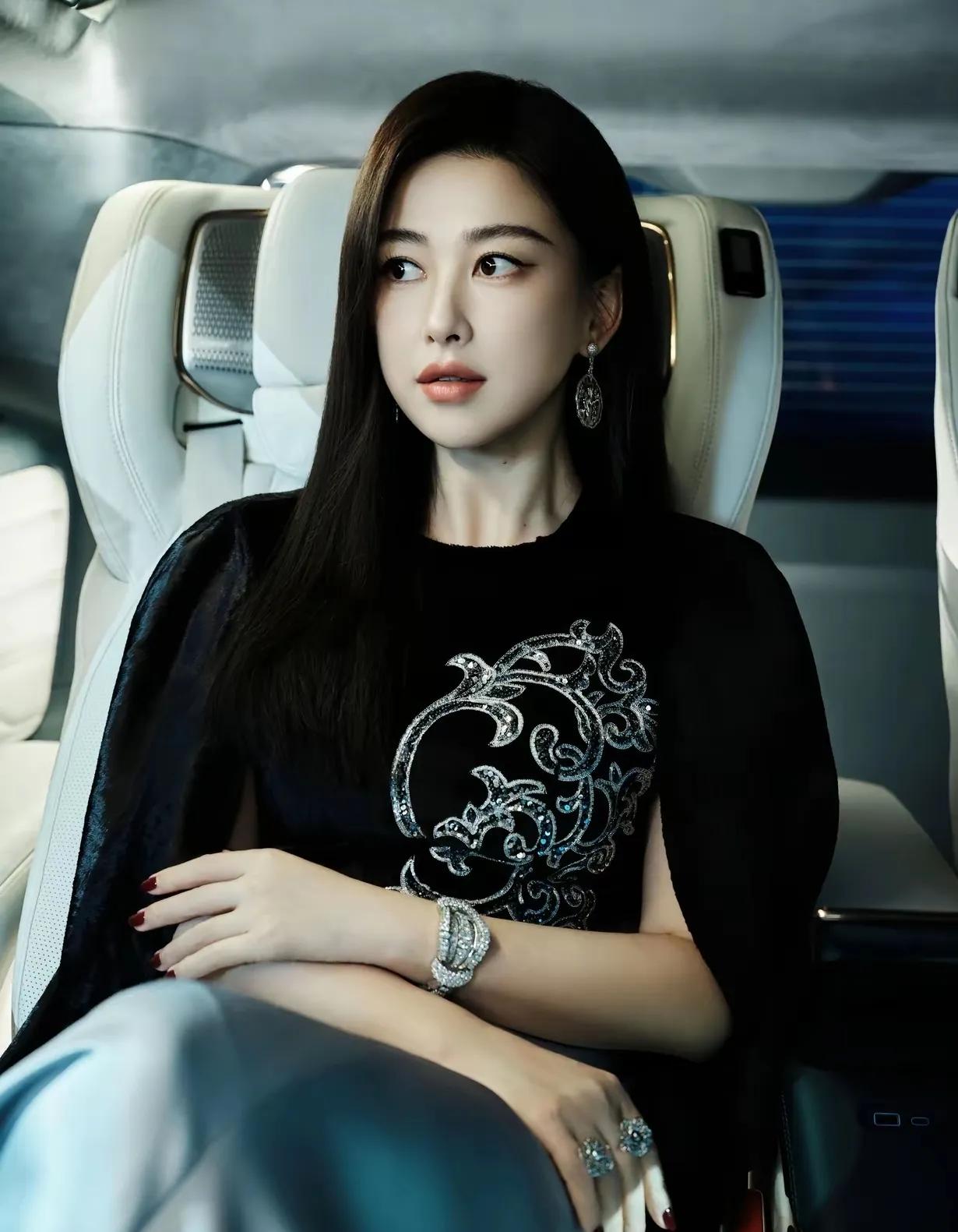 朱珠真的把新中式焊在身上了！这套黑银配色造型美到失语✨黑色丝绒斗篷上衣搭配