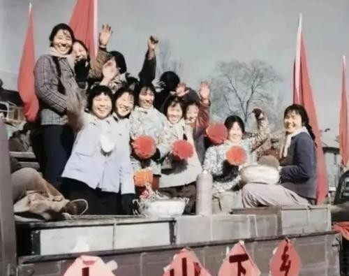 1977年，女知青李雪梅准备参加高考，却被丈夫偷喂了安眠药，最后错过了考试。李雪