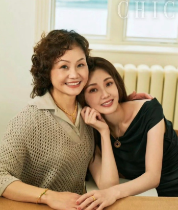 苗苗好神奇的一张脸，放在她妈妈身上就是普通人长相，放在她身上就是大明星，母女俩共