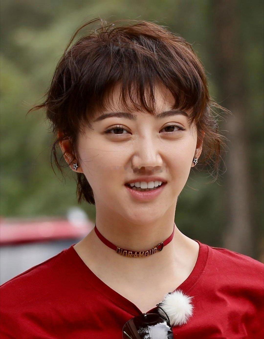 景甜早期生图，她年轻的时候颜值就很一般，算不上特别漂亮的大美女，圆脸五官很钝不够立体。​