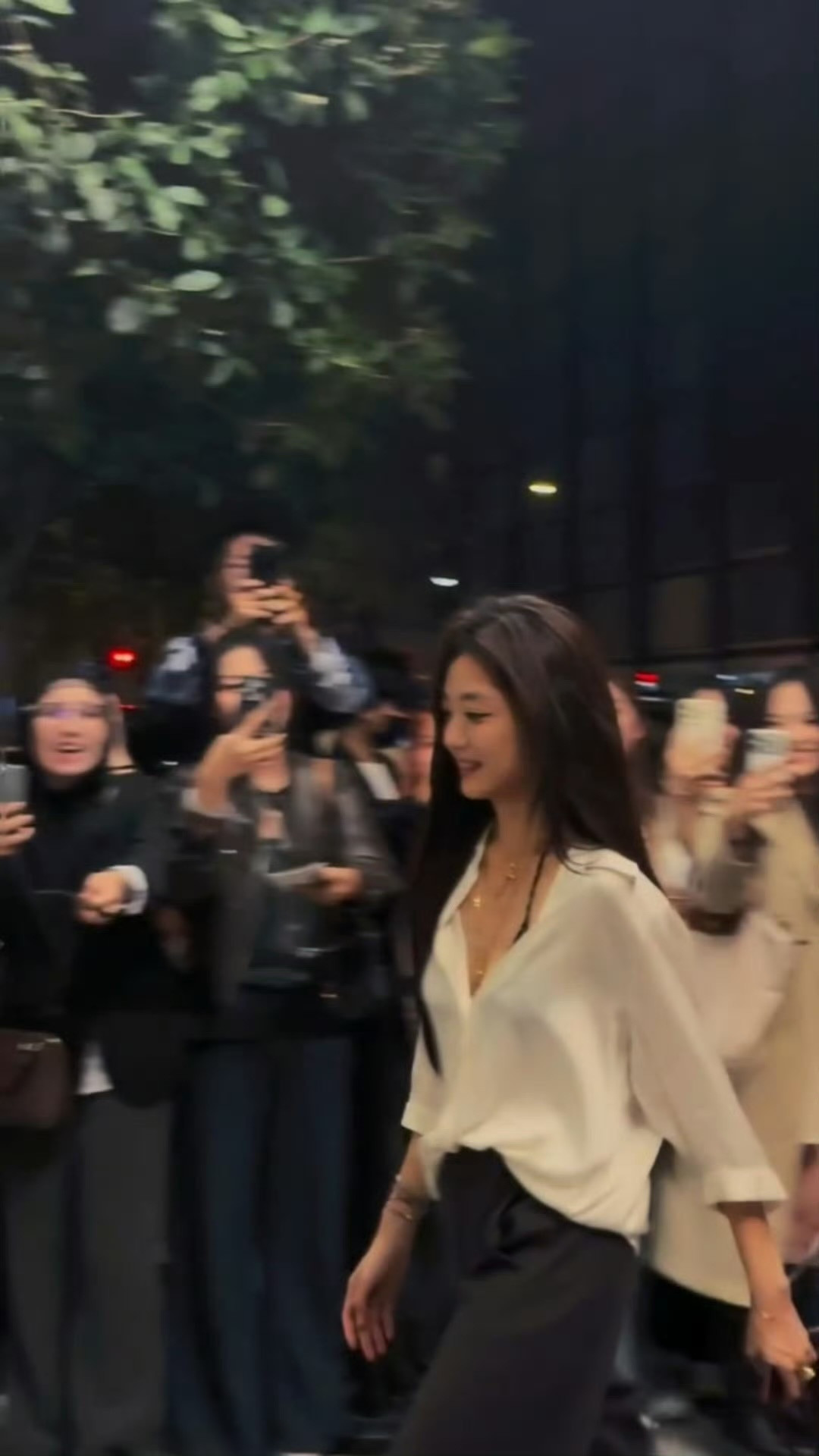 孙千富家千金既视感，女霸总flora这衬衫领子开的是越来越对味儿了🤤