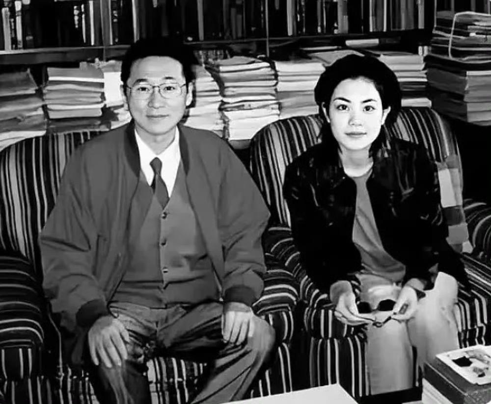 1994年，李敖和王菲，一张罕见的合影，拍摄于台北李敖家中书房。两人的缘分