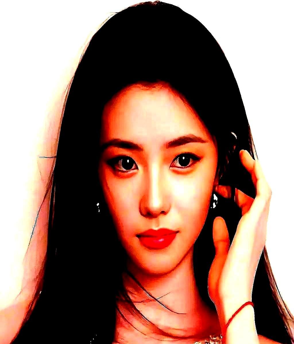 娱乐圈最大的谎言，是出名必须趁早。2017年张艺谋挑中刘浩存，签下三年不接