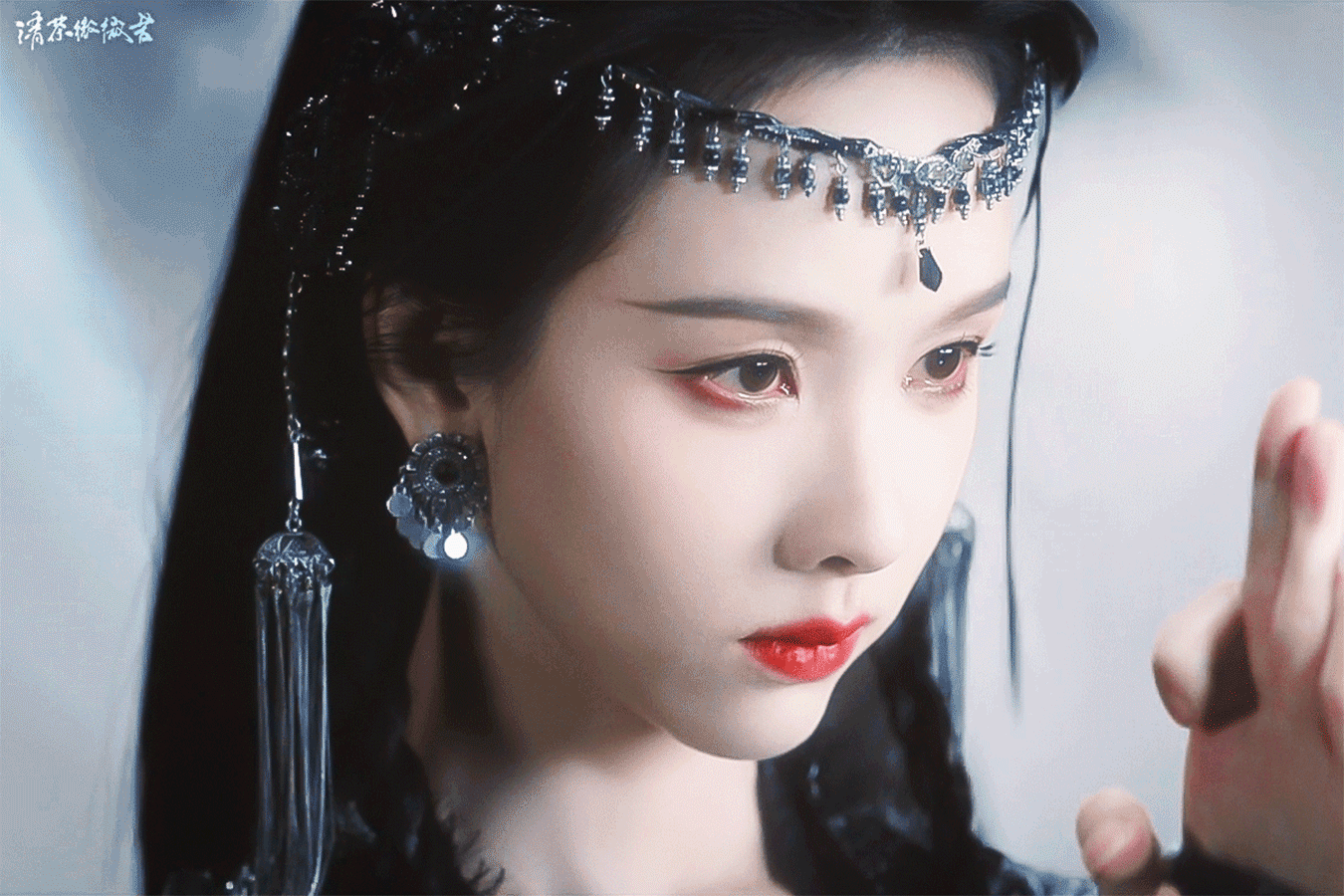 陈都灵60秒不心动挑战本以为自己能坚持久一点，结果几秒就败下阵来，陈都灵的古装