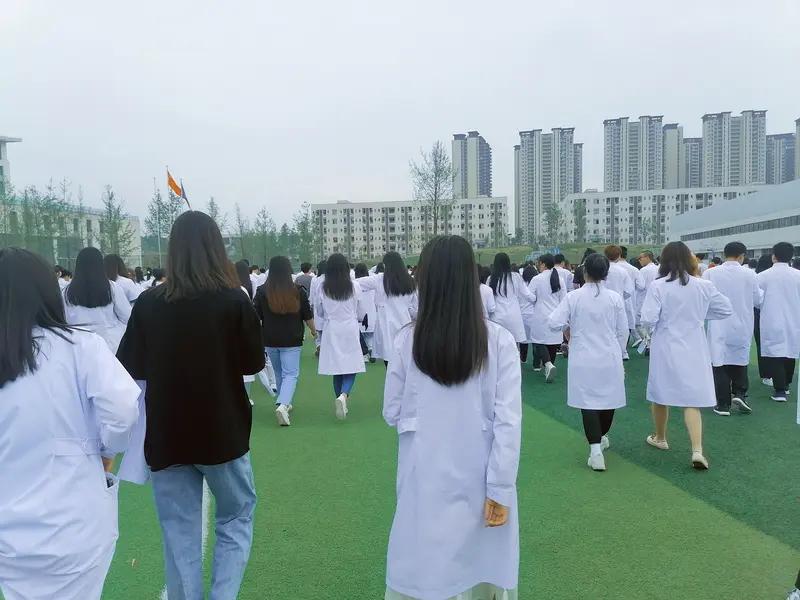 近几年医护人员处境尴尬导致去今两年医学生报考连年大降，既使录取分数一降再降不少专