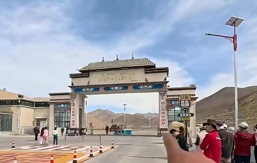 吉隆口岸是个贸易数值庞大、战略价值无可替代的“黄金通道”，但它的极端重要性始终与高山峡谷中的巨大风险