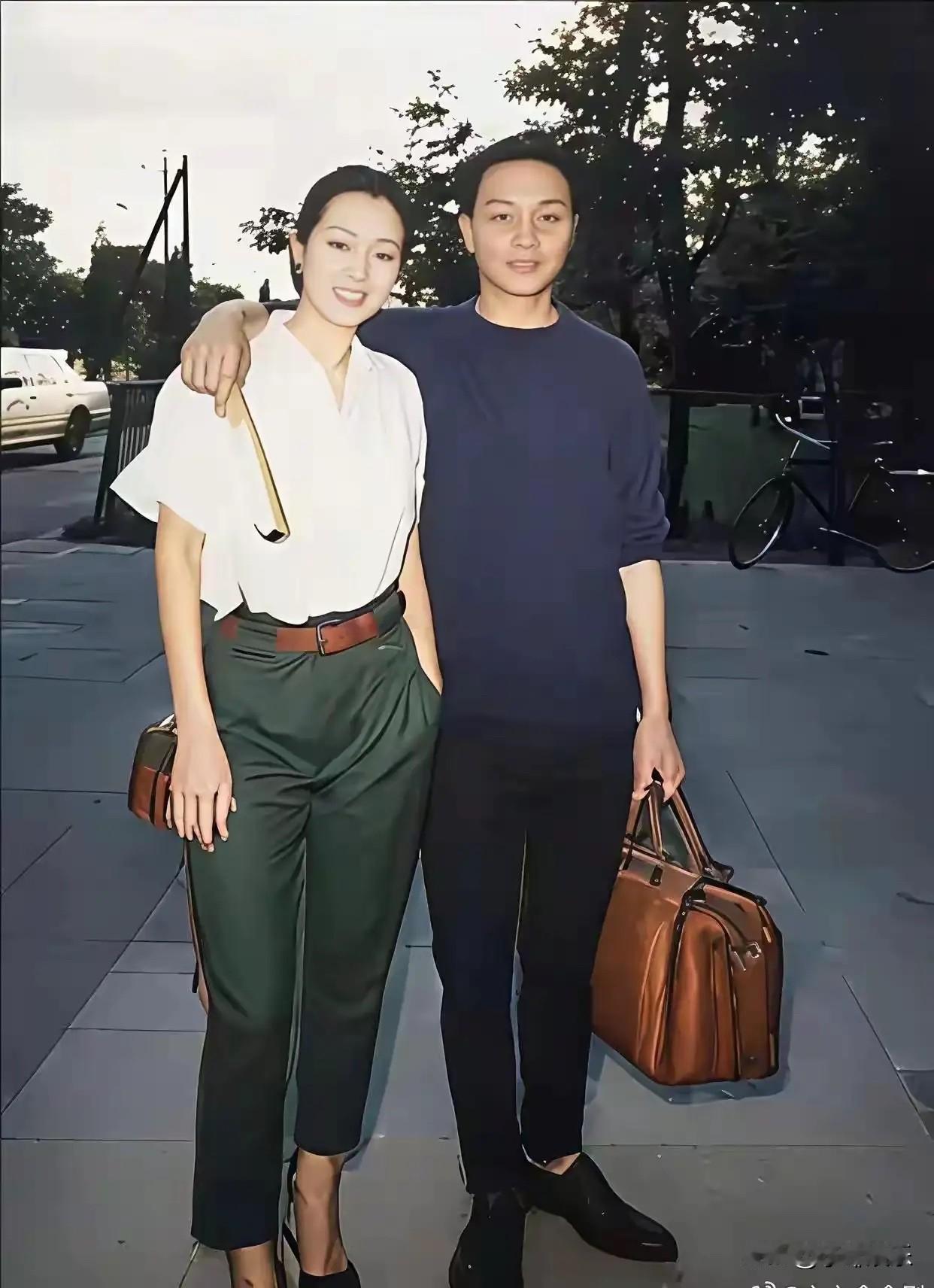 巩俐真的十分上镜，她与张国荣的合照美得冒泡。二人宛如一对恋人，俊男靓女，着实养眼