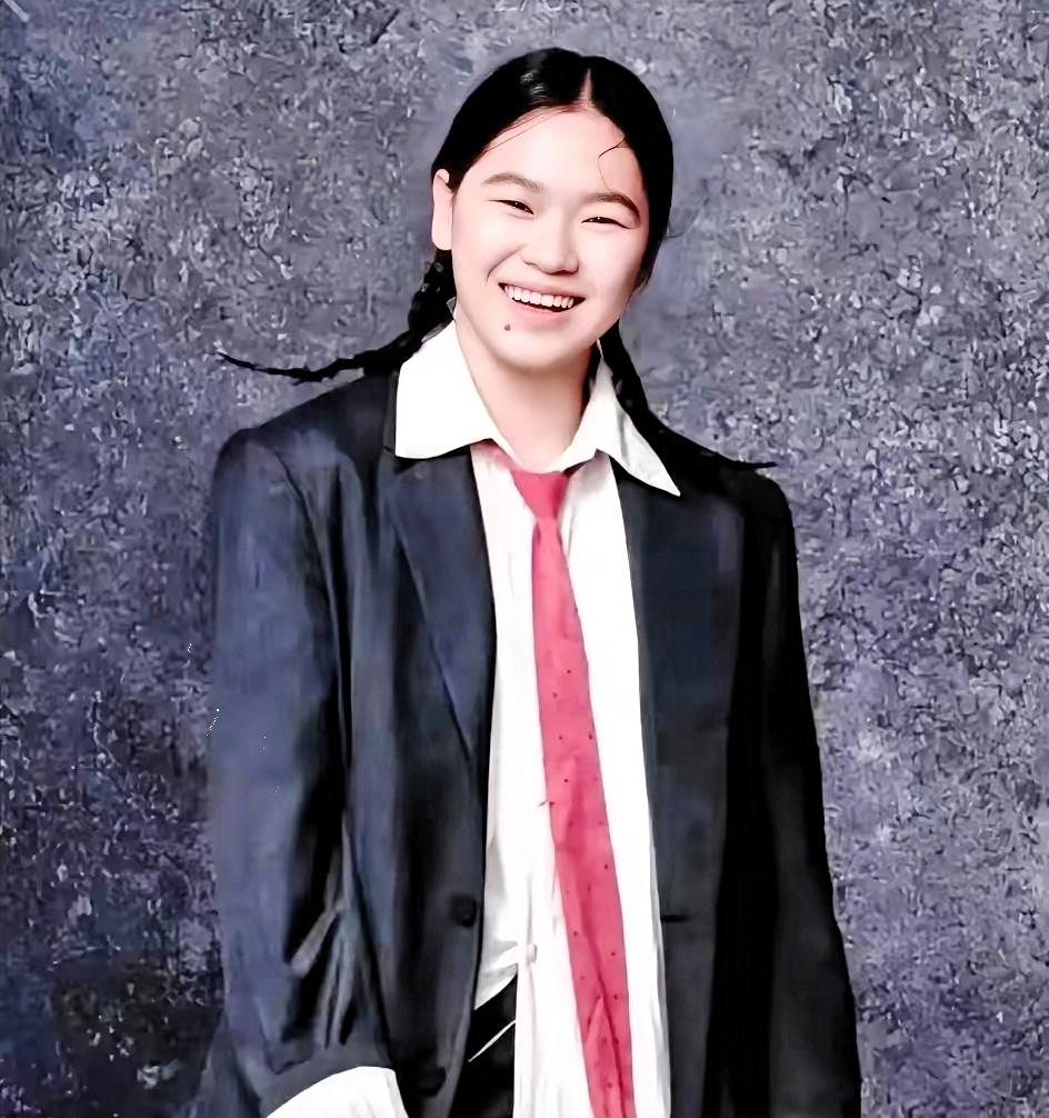 发现没有？全红婵有一个非常玄学的地方。不管她是刚出道，还是首次上杂志，都可以称