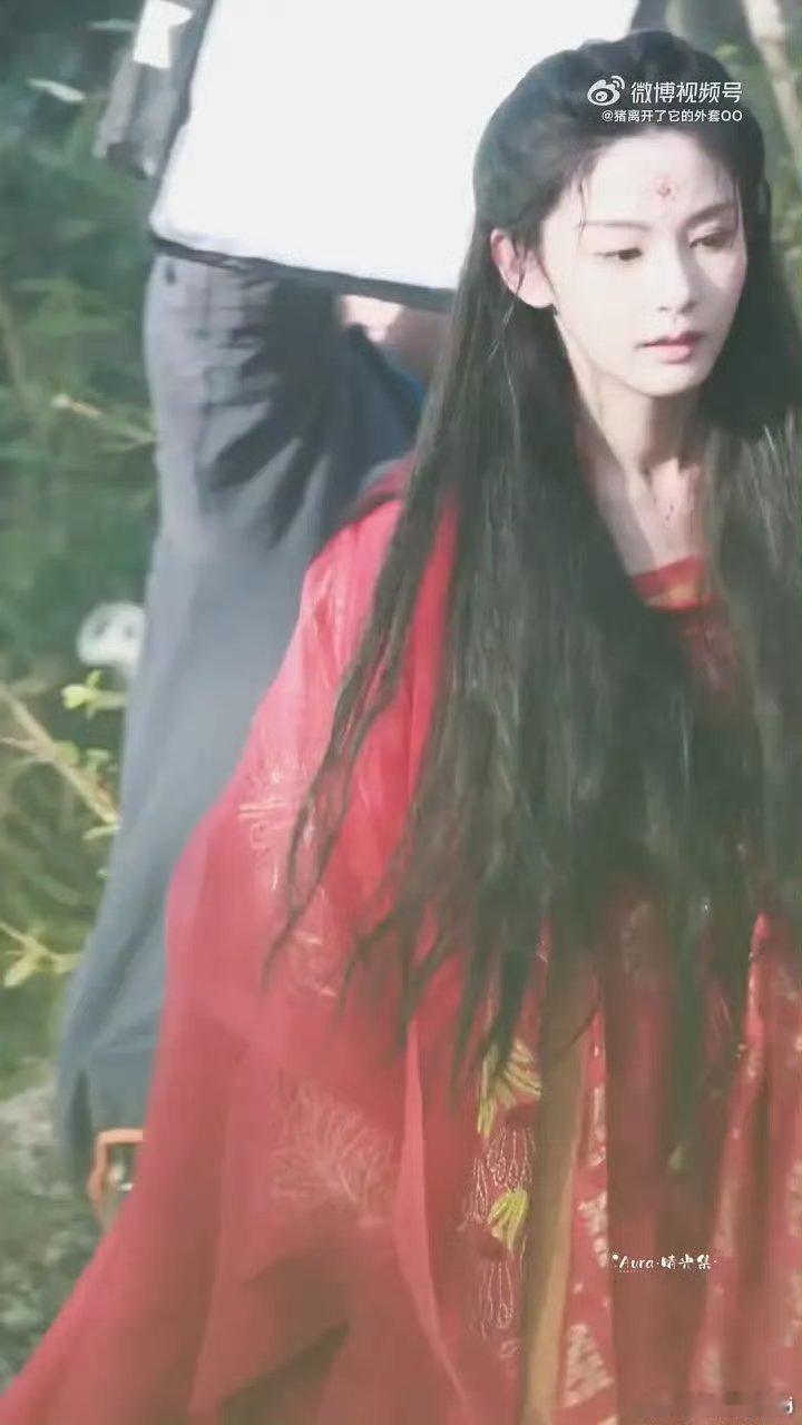 赵晴和孟子义同款红衣，同样的衣服两人穿出了不同的感觉，一个明媚一个清冷特别好看啊