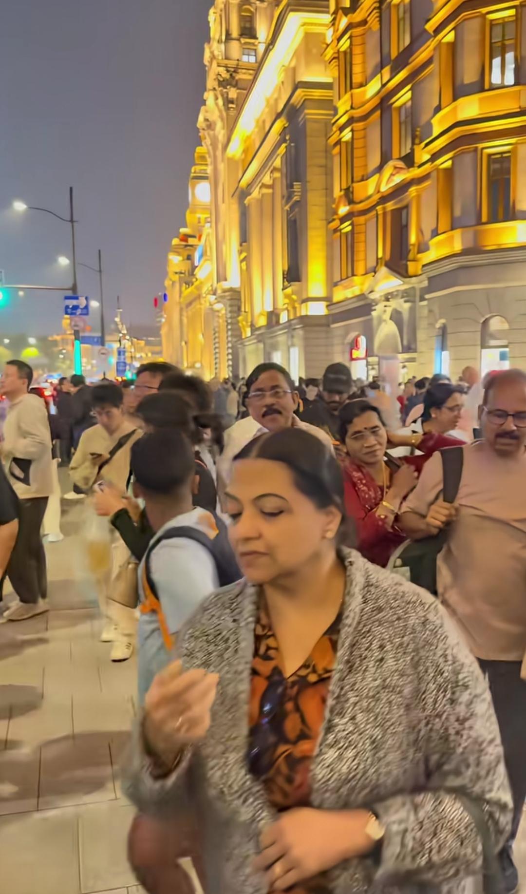 当下印度多地酷热难耐，不少印度人选择来上海旅游度假。能来沪旅游的，多为印度中产阶