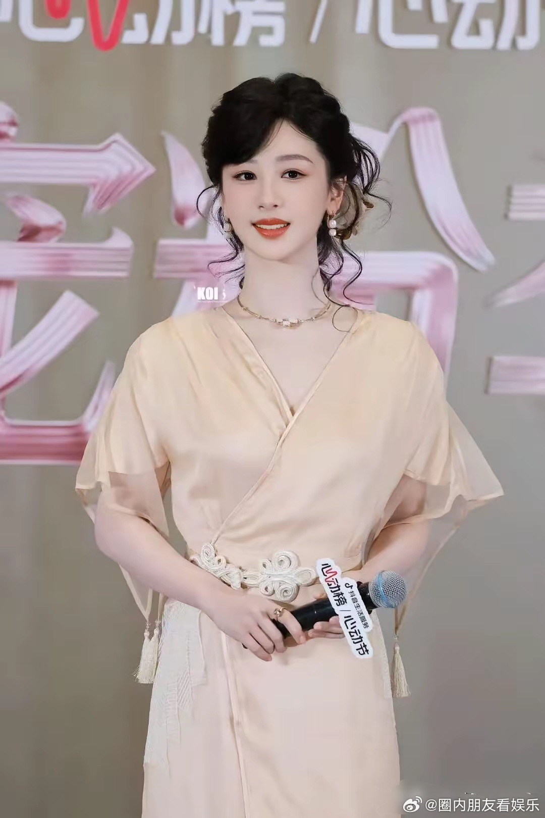 有没有发现，杨紫的脖子特别的长，而且长的有点不符合比例！《生命树》里演技还行的，