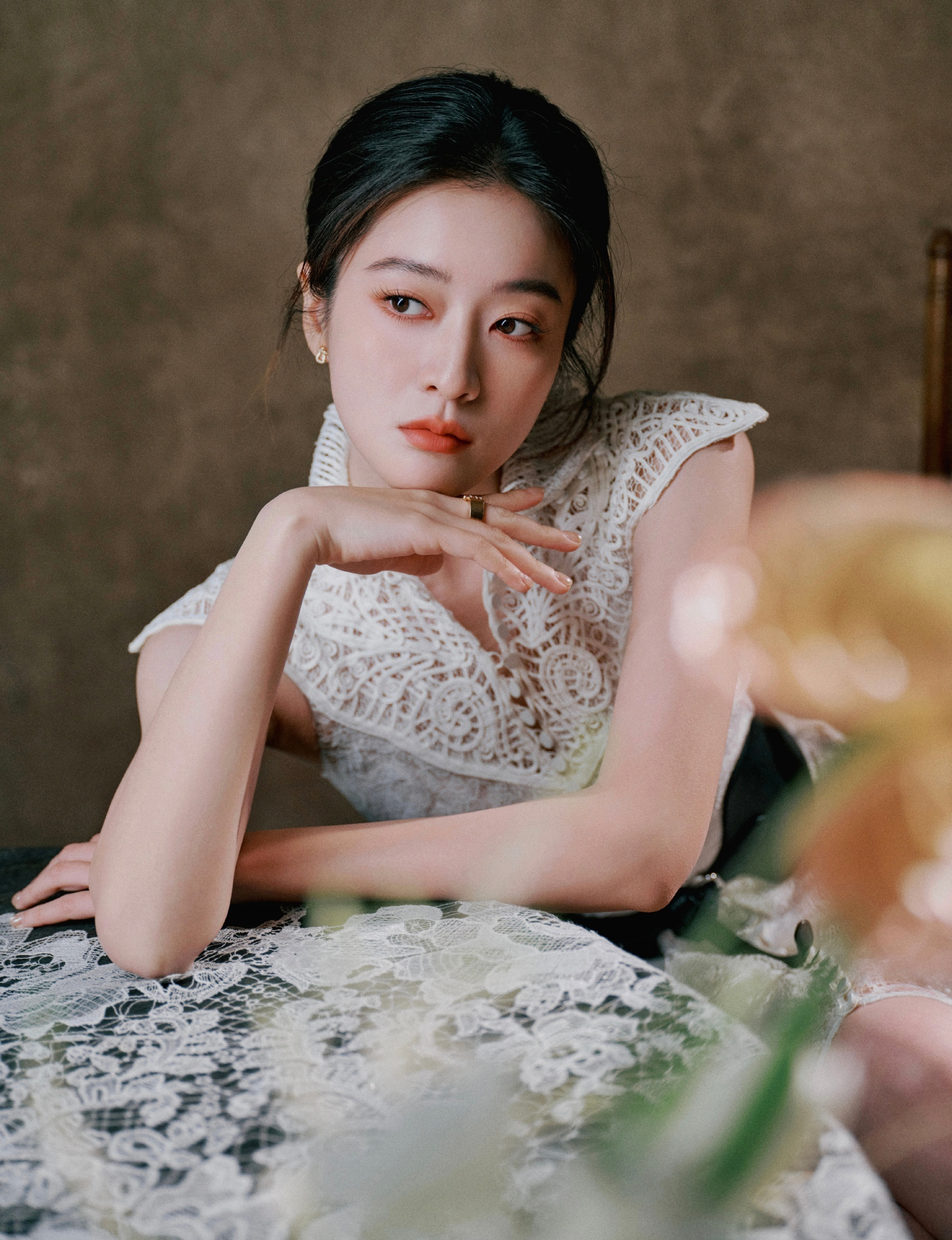 张雪迎白色蕾丝裙装，轻盈曼妙的女明星姿态。张雪迎