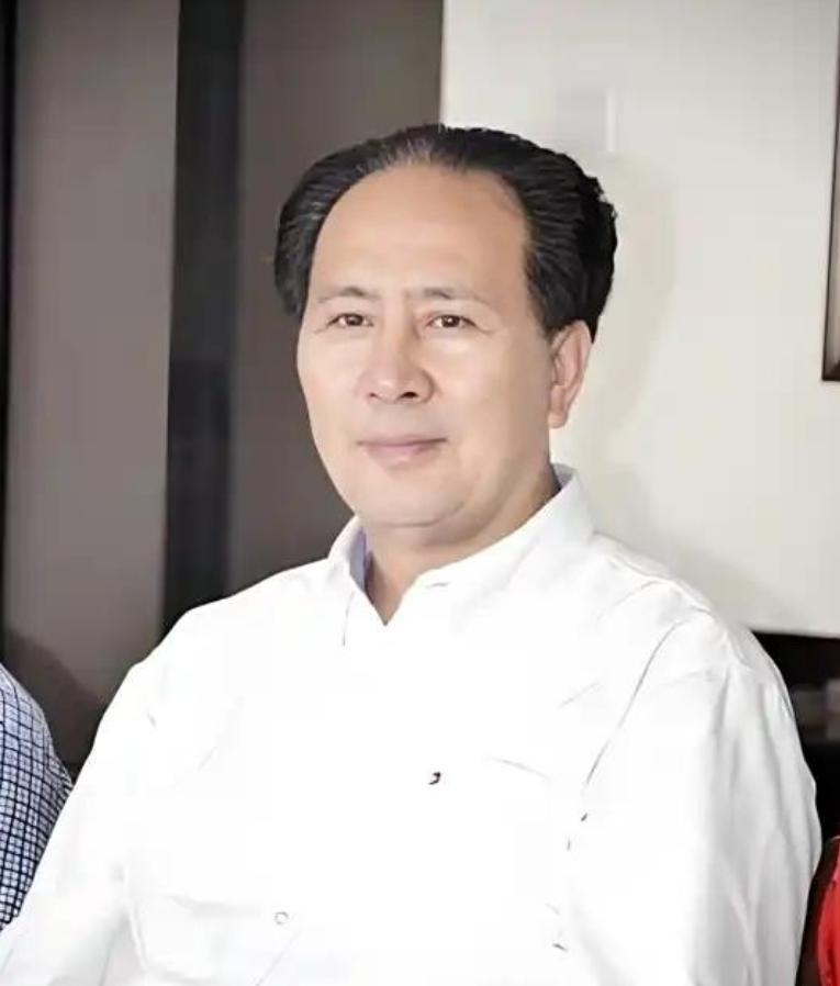 1994年秋天，许国寅在北京出差，坐上出租车刚报完地址，司机师傅突然回头看了他一