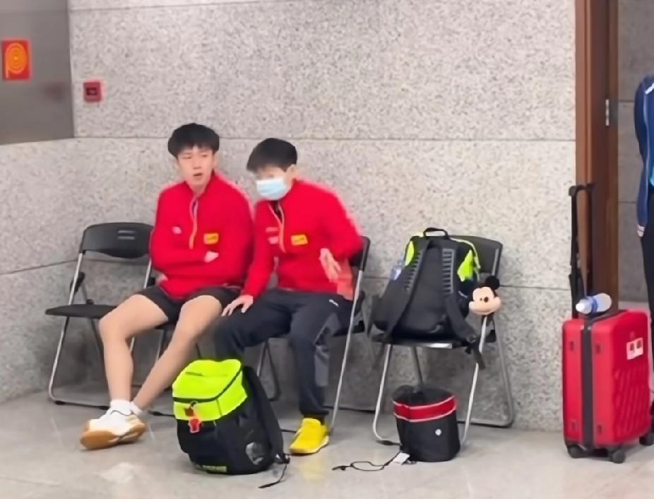 国乒“莎头”组合后台复盘名场面，同步挠头尽显默契！国乒赛场上的精彩对决背后，是