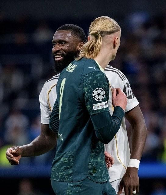 吕迪格的滑铲送皇马输球，安切洛蒂却不敢骂——伯纳乌的战术死穴藏不住了？瓜迪奥拉