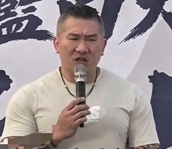 馆长也就只会要求国民党让利民众党。19日，馆长在嘉义为民众党张启楷站台助选，