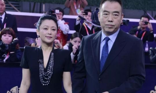 一次，陈凯歌带陈红去澳大利亚旅游，在商场挑衣服，服务员说了一句：“你老婆真漂亮”