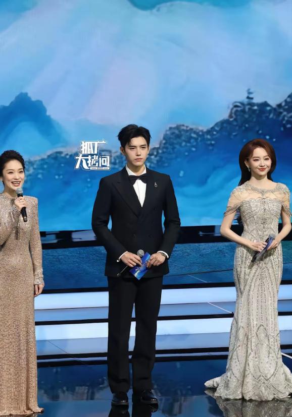金鸡奖开幕式上最让人觉得尴尬的，不是男明星穿错了礼服，也不是女明星造型出错，而是