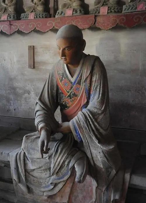 1981年夏天的灵岩寺，午后阳光正斜斜落在千佛殿的青砖地上。值殿的年轻僧人刚