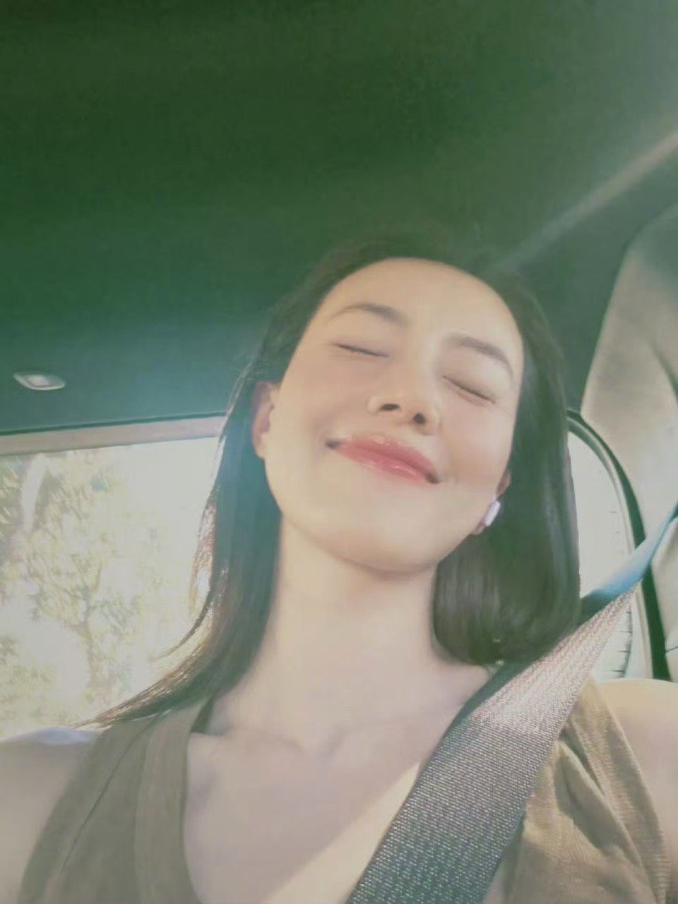 高圆圆自拍是我没想到的角度高圆圆这自拍角度太反套路了，但架不住颜值能打啊！没有