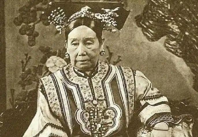 1901年，慈禧为了取悦洋人，命令军机处大臣赵舒翘自杀。上午八点，赵舒翘接连