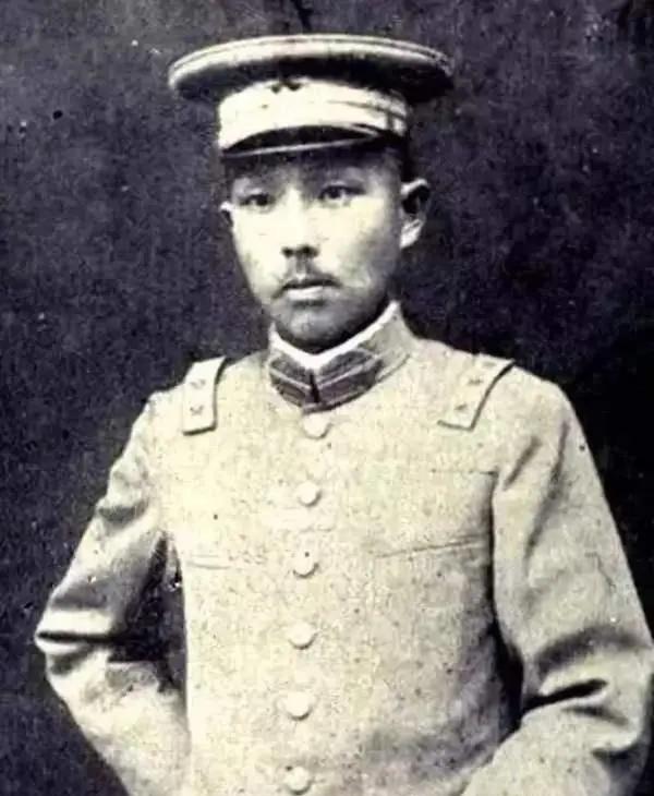 1945年，杨森和九姨太蔡文娜温存一晚后，看着熟睡的女人，杨森脸色渐冷，