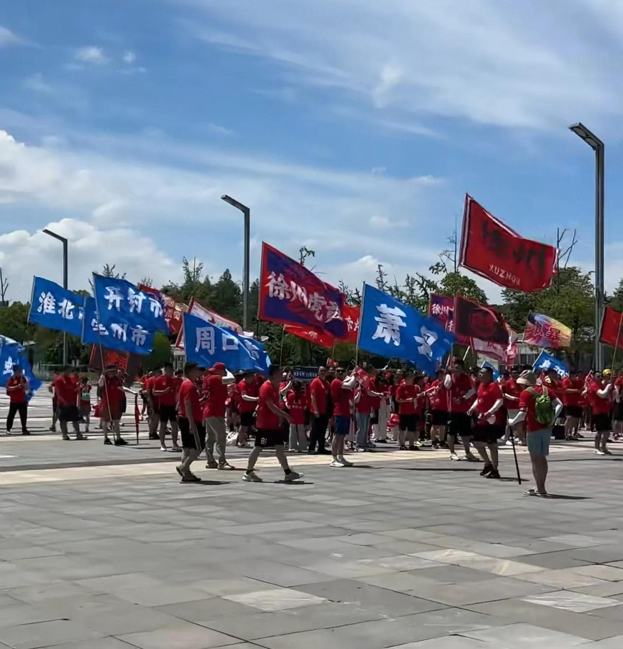 苏超论排面，还得是徐老大和南哥，每次出场那都是一大帮小弟前呼后拥，南京身后有芜马