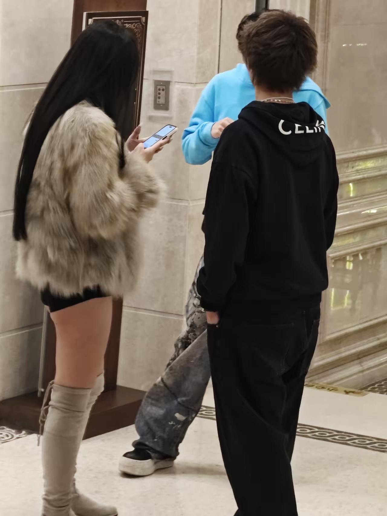 一个富二代家里控制他的生活费，怕他不安分胡整，一天自动转6万生活费到他卡上，他每