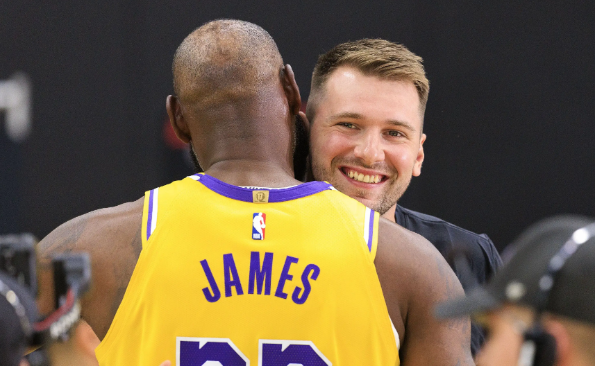 假如湖人是这个阵容首发：里弗斯/史密斯/詹姆斯/戴维斯/艾顿替补：文森特/斯