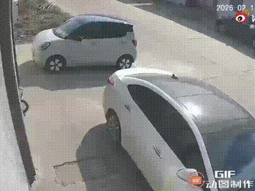 “少看一眼都不行！”安徽一个男孩本来在自家的院子里骑车，谁料他趁着家长一时没注意