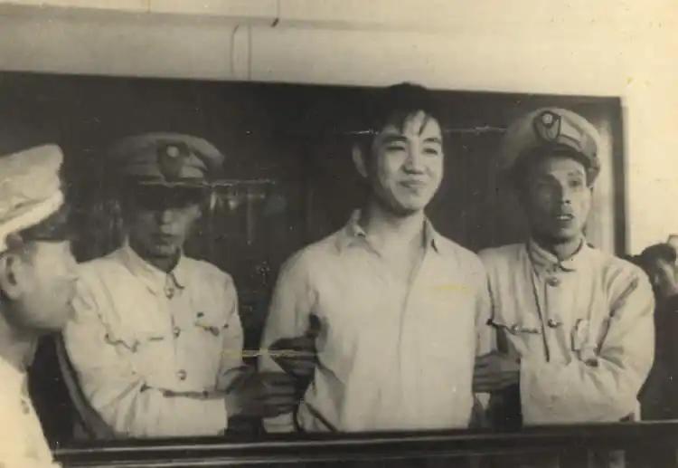 2001年，上海市档案馆的查阅室里，市方志办的王佩民突然捂住嘴发出呜咽，手中的