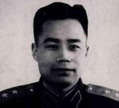 王近山视察新兵营时两新兵敬礼，他发现手有异常，立即命令将其抓捕起来，这是什么原因