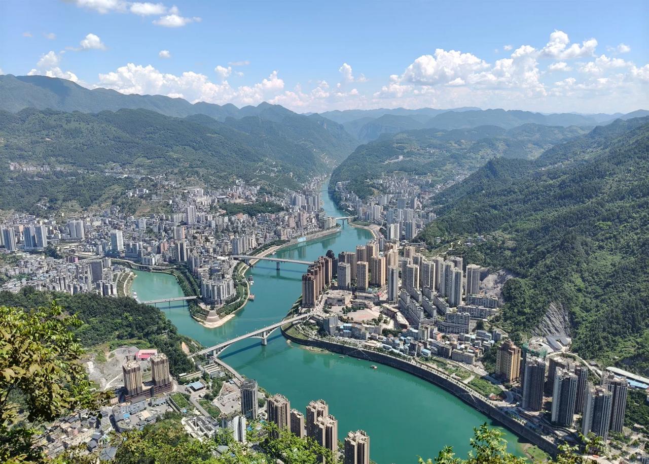 父亲几十年前曾经去过重庆市彭水县接新兵，他说起彭水县就打开了话匣子。那时彭水交通